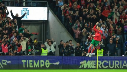 欧亿体育-C罗梅开二度 5比1狂胜波兰 葡萄牙小组第一出线！