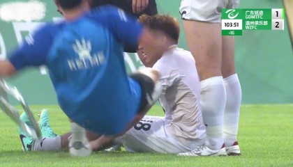 名场面?中乙球员抽筋后再遭担架员脚滑“飞铲”，痛苦倒地