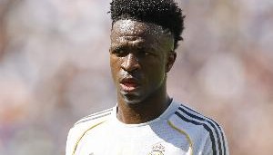 TA：维尼修斯对担任替补感到不满，阿隆索赛前并未就此事与他沟通